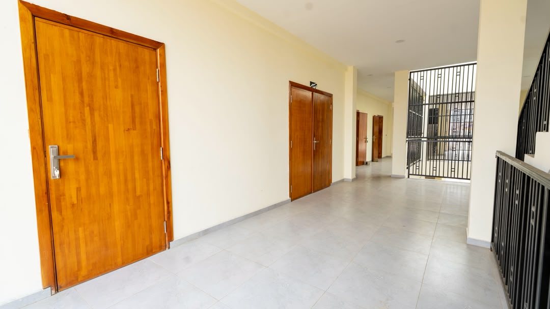 Un couloir de l'école bordé de portes en bois